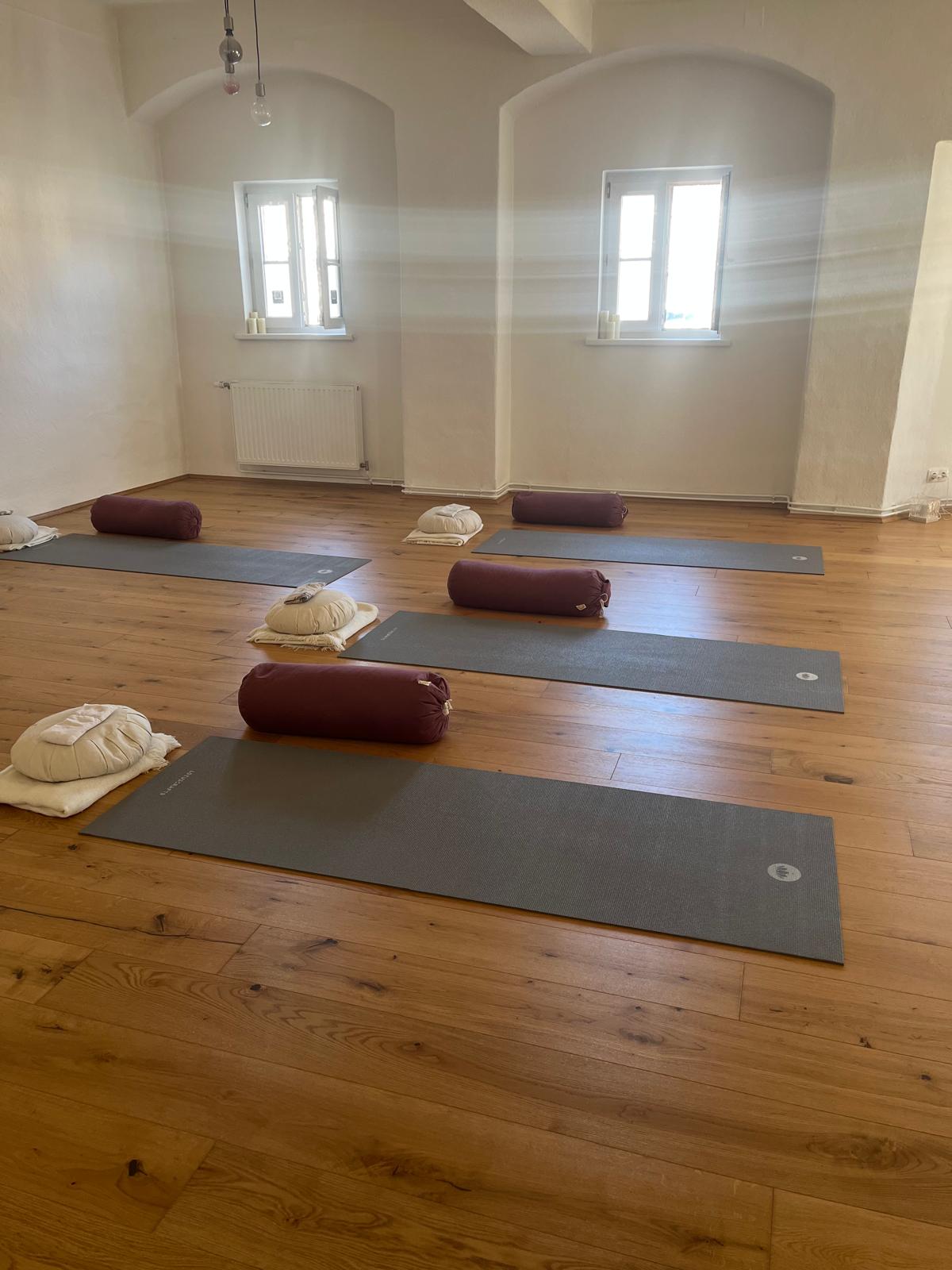 Vorbereitete Matten und Bolster für eine gemeinsame Breathwork-Session
