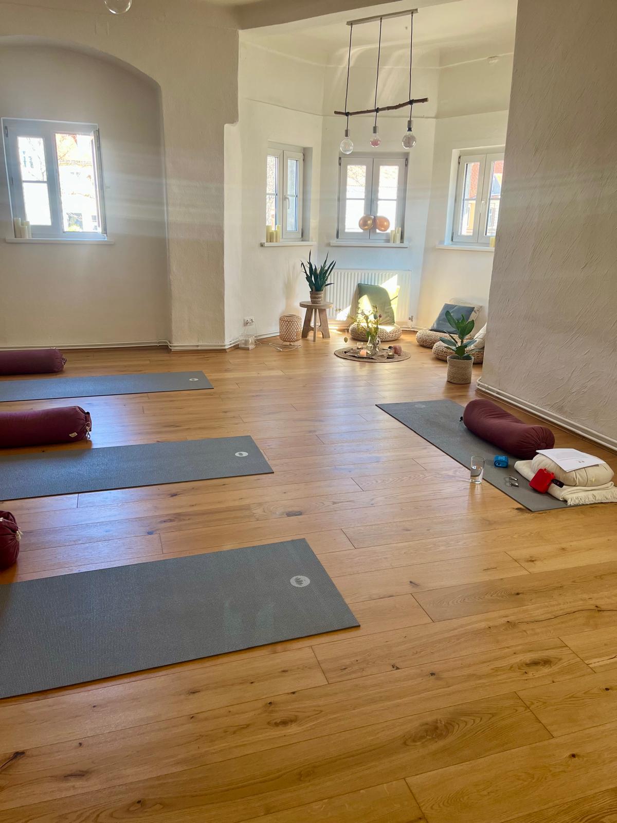 Heller Breathwork-Raum mit Matten, Kissen und Pflanzen